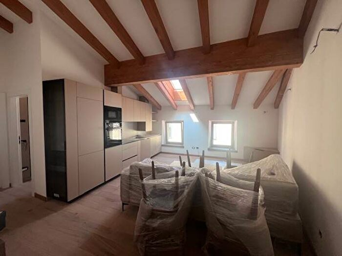 Appartamento trilocale in affitto in Piazza Cesare Battisti, Centro Storico Santa Maria, Rovereto