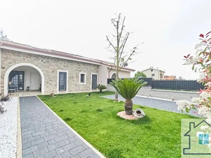 Casa con 6 locali in vendita in Via Pian Quintino, Colonna