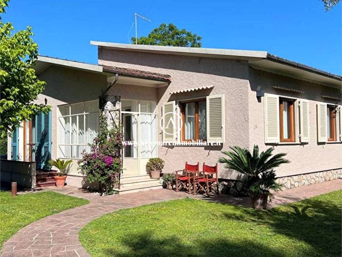 Casa con 6 locali in affitto in via Francesco Carrara, Vittoria Apuana, Forte dei Marmi