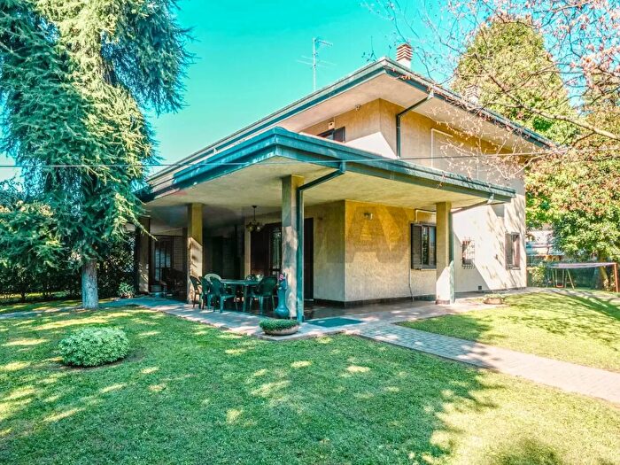 Casa con 5 locali in vendita in Viale Lombardia, Rescaldina
