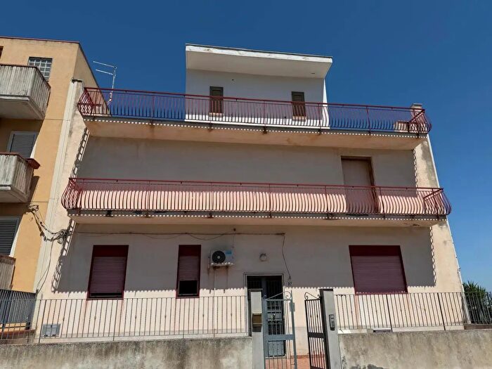 Casa con 9 locali in vendita in Carlentini