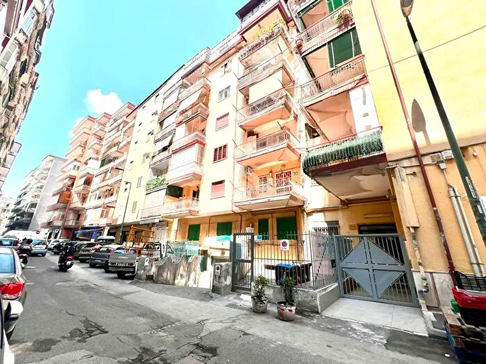 Appartamento trilocale in vendita in Via Francesco Arnaldi, Napoli