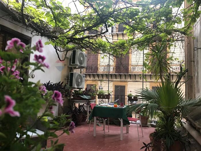 Appartamento con 10 locali in vendita in Via Maqueda, Palermo