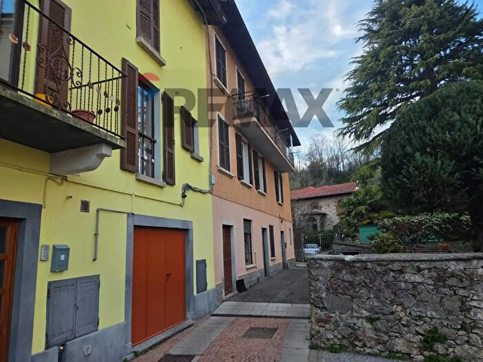 Appartamento con 11 locali in vendita in Piazza Fumagalli, Arcisate