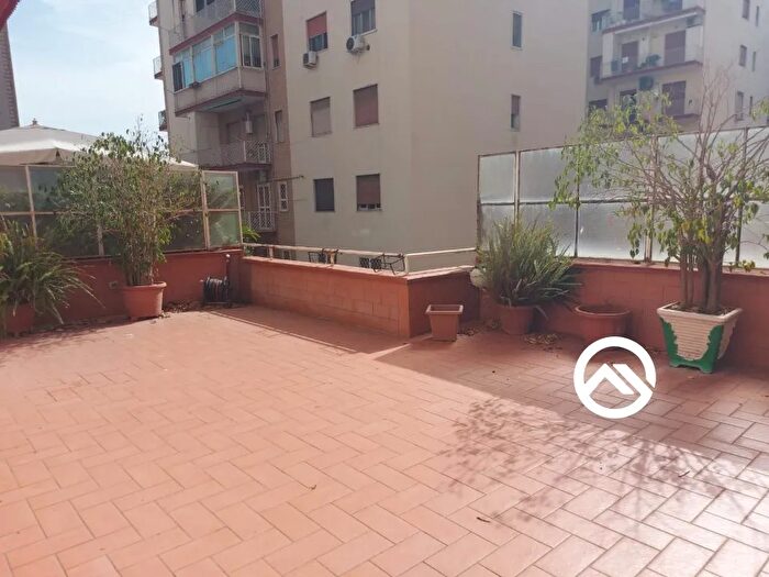 Appartamento con 5 locali in vendita in Napoli