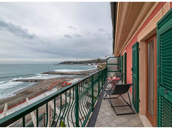 Appartamento con 5 locali in affitto in Via Goffredo Mameli, Centro, Varazze