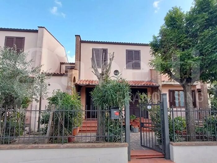 Casa con 7 locali in vendita in Via Giorgio Ambrosoli Snc, Amelia