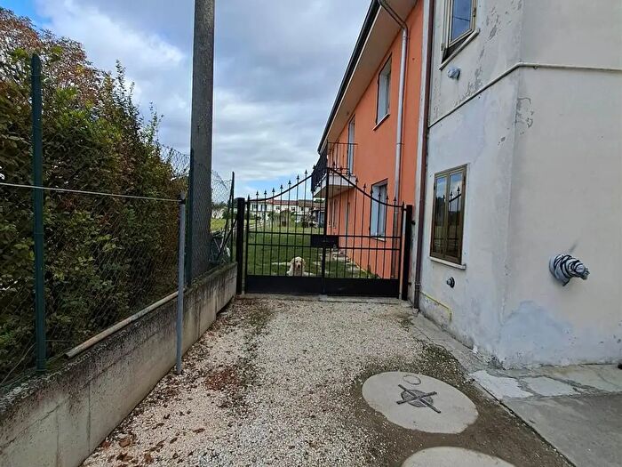 Casa con 5 locali in vendita in Sustinente