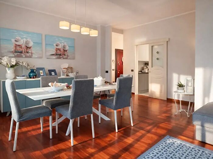 Appartamento con 5 locali in vendita in Piazza Giuseppe Mazzini, Viareggio