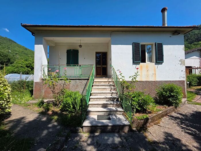 Casa con 10 locali in vendita in Via Vandelli, Vagli Sotto