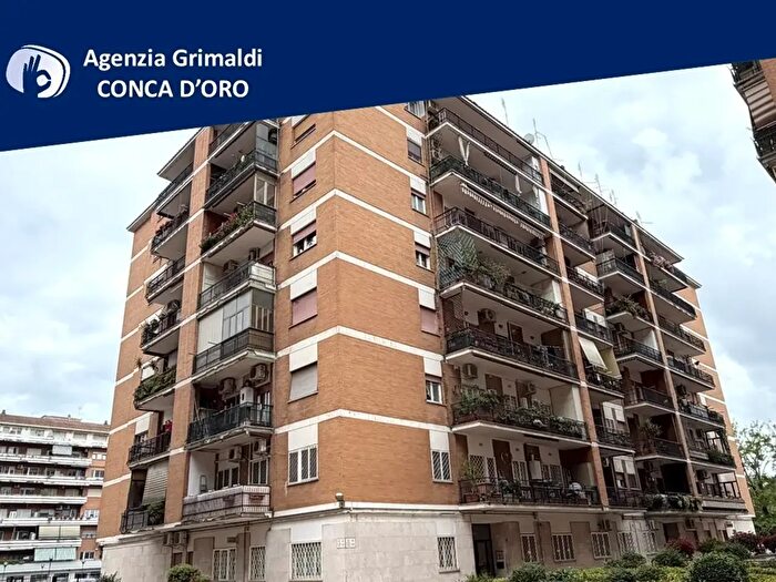 Appartamento trilocale in affitto in Via Val dAla, Roma