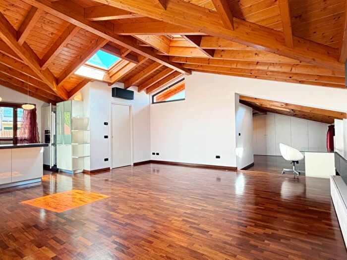 Casa bilocale in affitto in Via Ciro Menotti, Casbeno, Varese