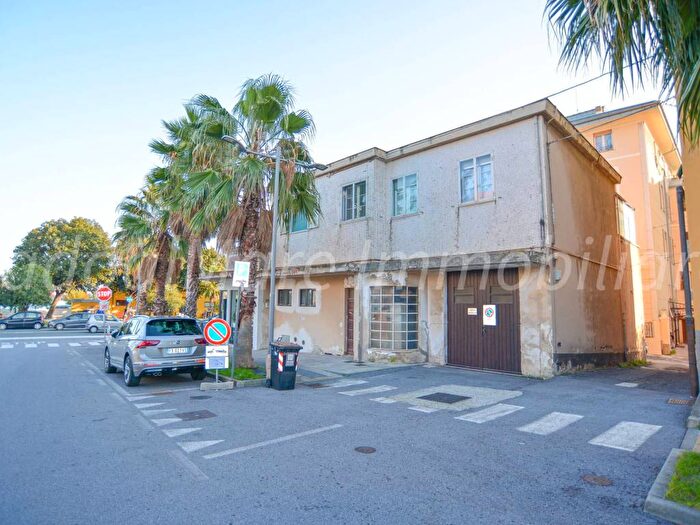 Appartamento trilocale in affitto in Piazza Clelia Corradini, Vado Centro, Vado Ligure