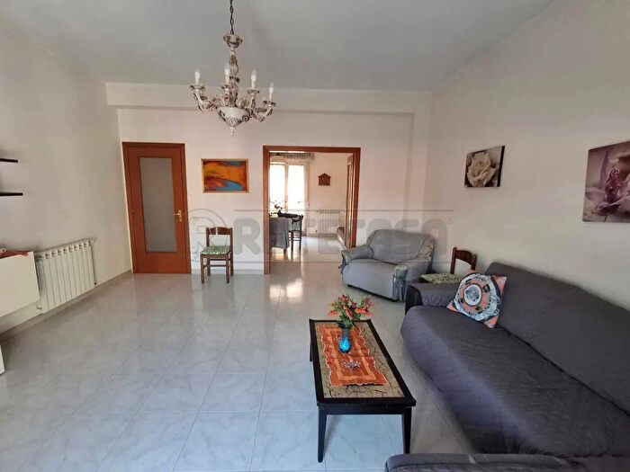 Appartamento con 5 locali in vendita in Via Firenze, Floridia