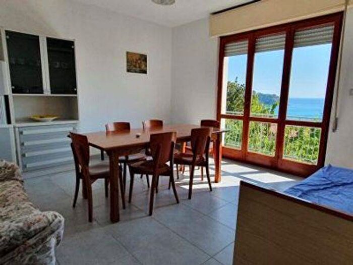 Appartamento bilocale in affitto in Caminia, Stalettì