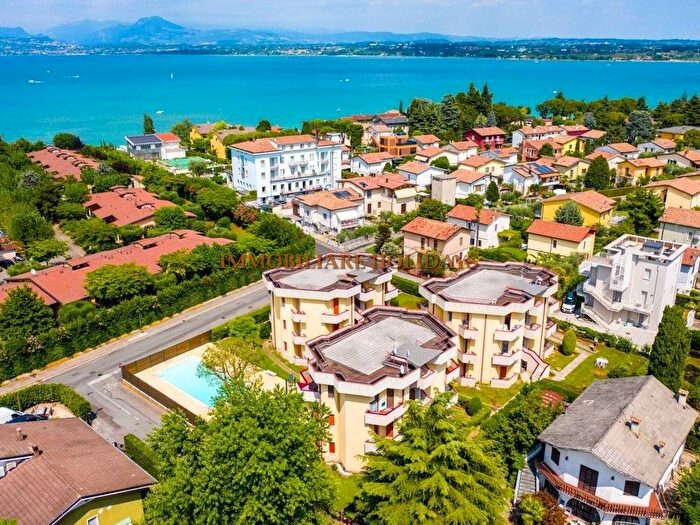 Appartamento trilocale in affitto in Via Carlo Goldoni, Centro, Peschiera del Garda