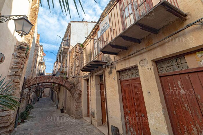 Casa con 6 locali in vendita in Via Arco Monte, Castelbuono