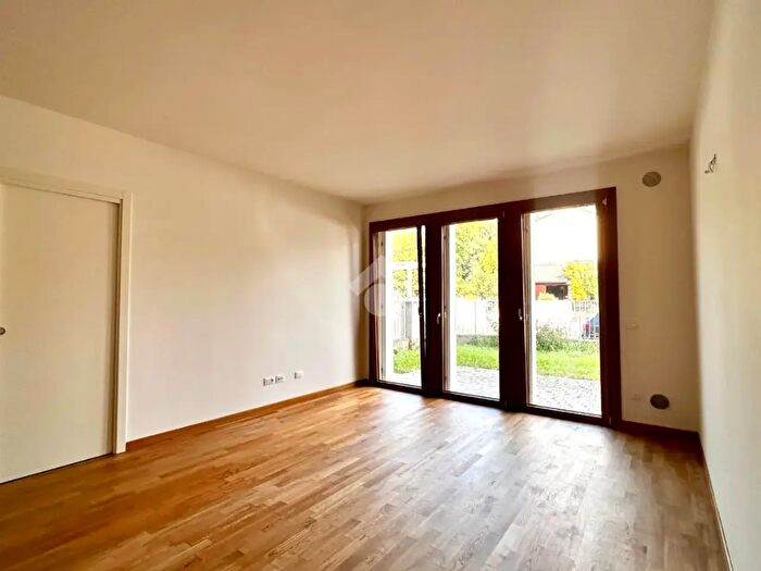 Appartamento trilocale in affitto in Viale Italia, Creazzo