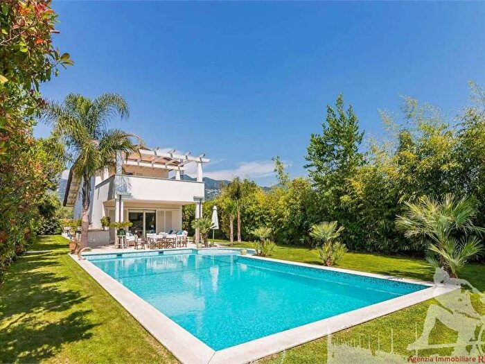 Appartamento con 6 locali in affitto in Vaiana, Forte dei Marmi