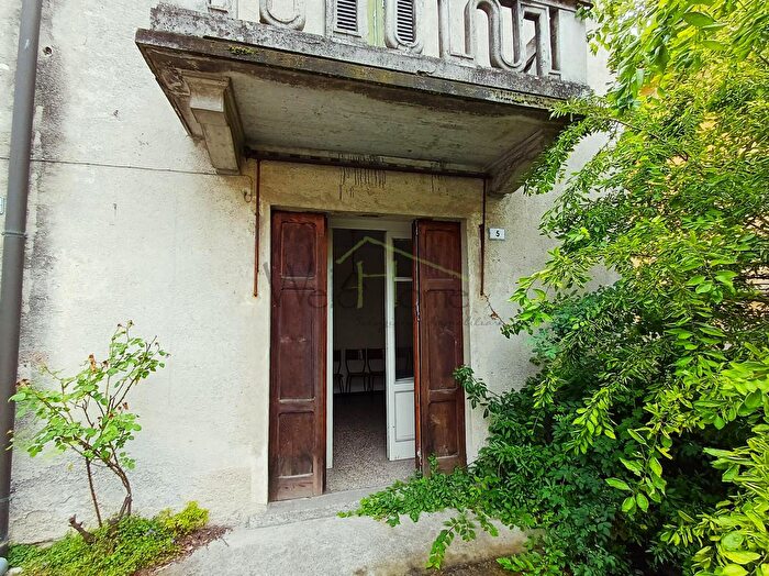Casa con 6 locali in vendita in Valbrona Via Vittorio Veneto, Valbrona