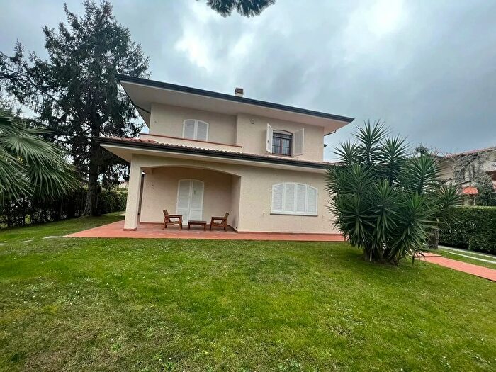 Casa quadrilocale in affitto in Via Ammiraglio Morin a, Forte Dei Marmi