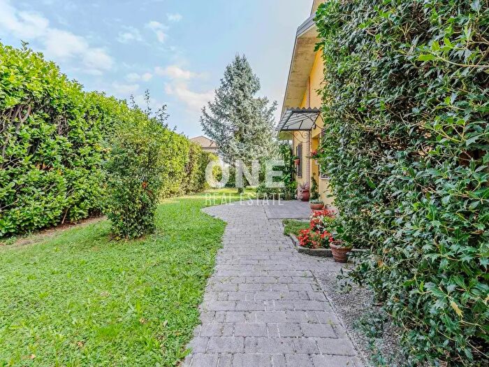 Casa con 5 locali in vendita in Via Luciano Manara, Usmate Velate