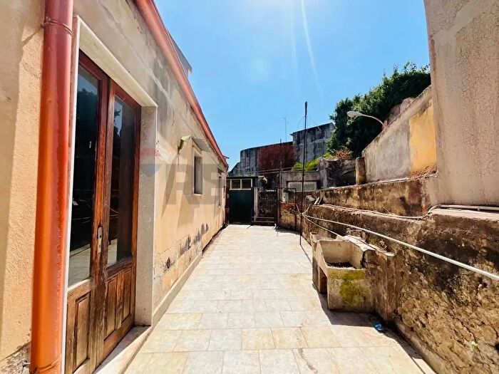 Casa con 8 locali in vendita in Via Santi Elena E Costantino, Aci Catena