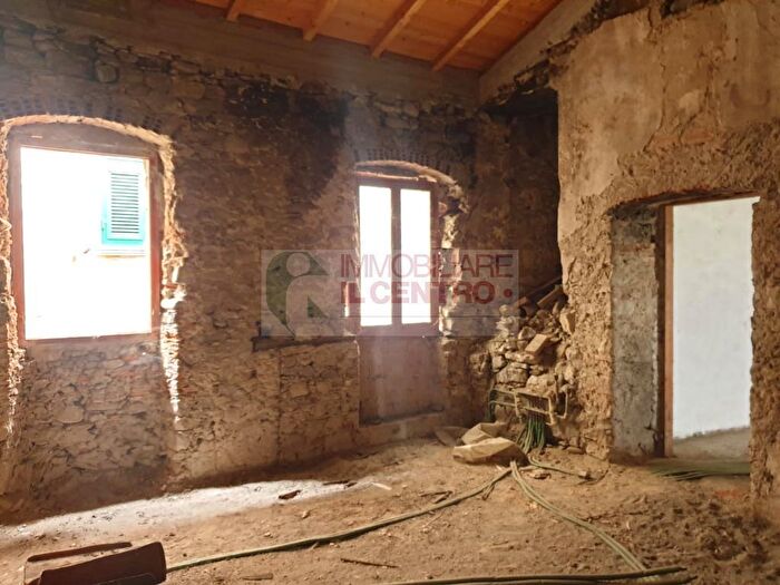 Casa con 12 locali in vendita in Aulla
