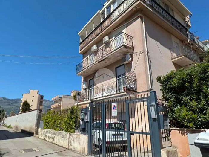 Appartamento trilocale in vendita in Via Ammiraglio Amerigo Conti, Palermo