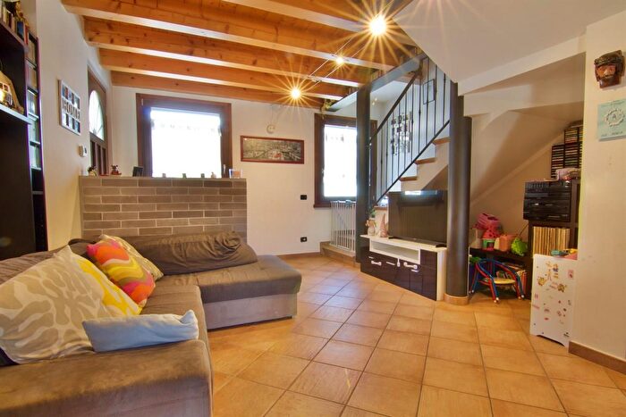 Casa con 7 locali in vendita in Zevio