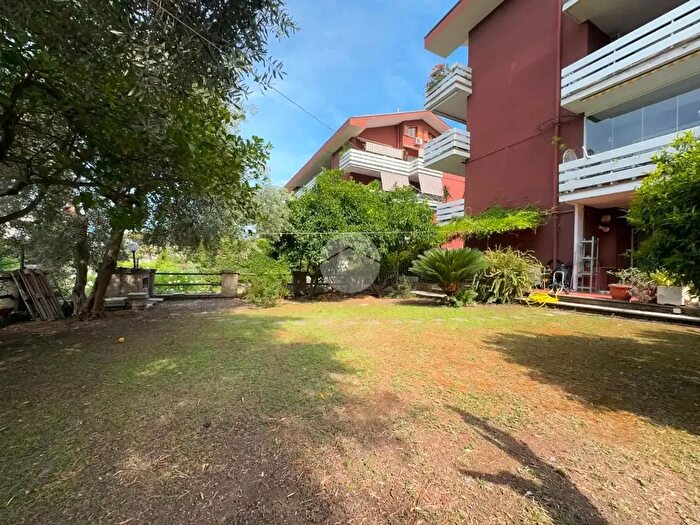 Appartamento trilocale in vendita in Via Ildebrando Vivanti, Roma