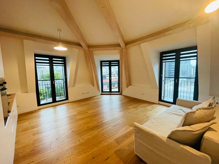 Appartamento trilocale in affitto in Via Spalato, Isola, Milano