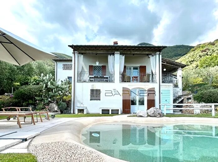 Casa con 6 locali in vendita in Camaiore