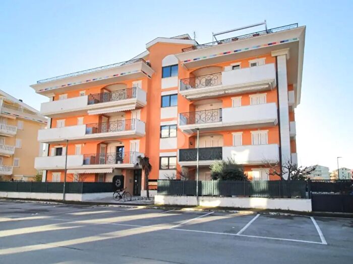 Appartamento trilocale in vendita in Via Vincenzo Franchi, Tortoreto