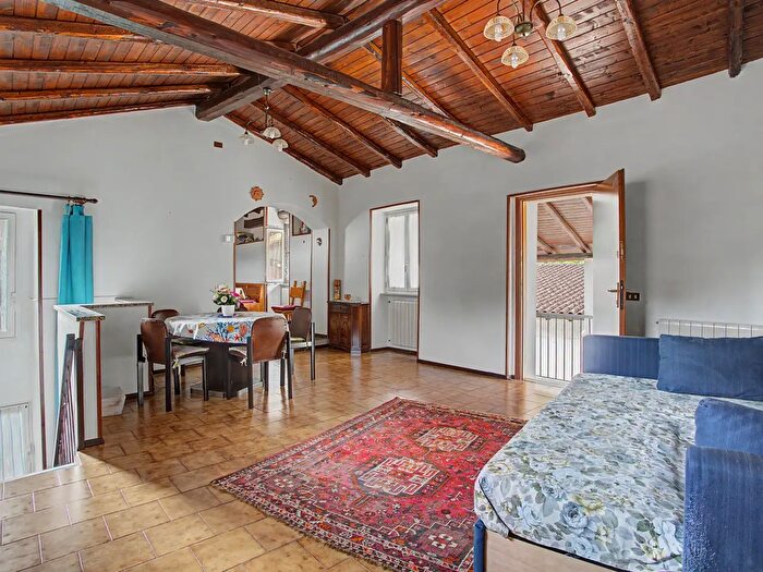 Appartamento con 6 locali in vendita in Via Pretorio, Cuvio