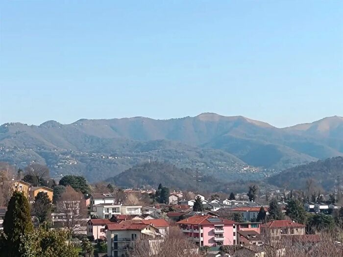 Appartamento con 5 locali in vendita in Casnate Con Bernate