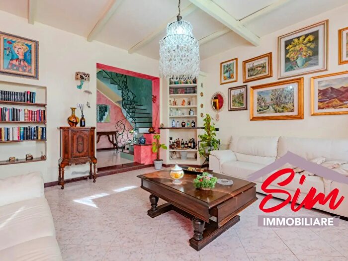 Casa con 6 locali in vendita in Via Venezia Snc, Novara