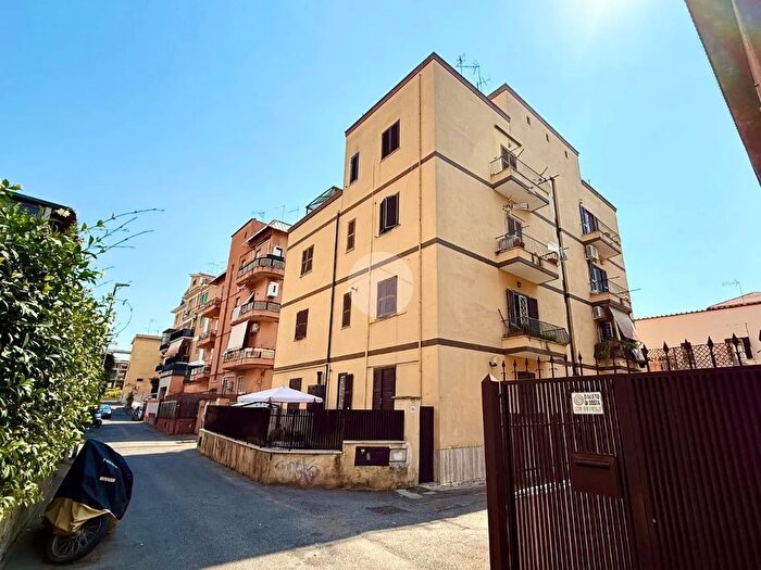 Appartamento trilocale in vendita in Via delle Mandrie, Roma