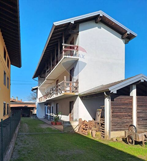 Casa con 9 locali in vendita in Via Conturbia, Suno