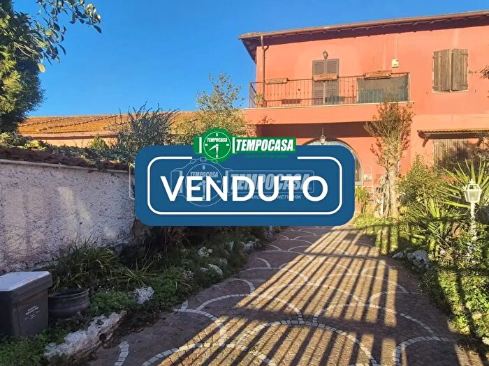 Appartamento trilocale in vendita in Via Cherasco, Roma