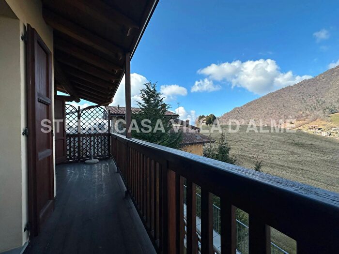 Appartamento trilocale in vendita in Via Famiglia Longaretti, Serina