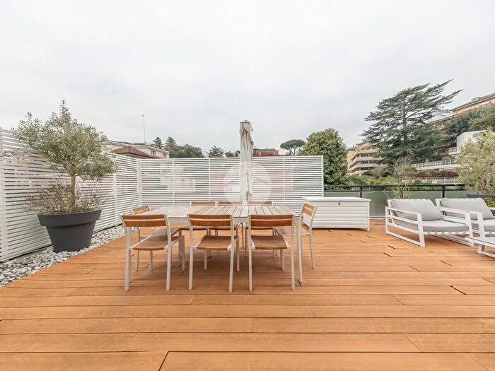 Appartamento quadrilocale in vendita in Via della Mendola, Roma