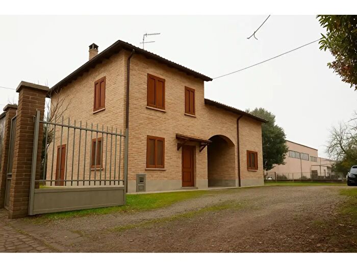 Casa con 5 locali in vendita in Strada Cava in Vigatto, Parma