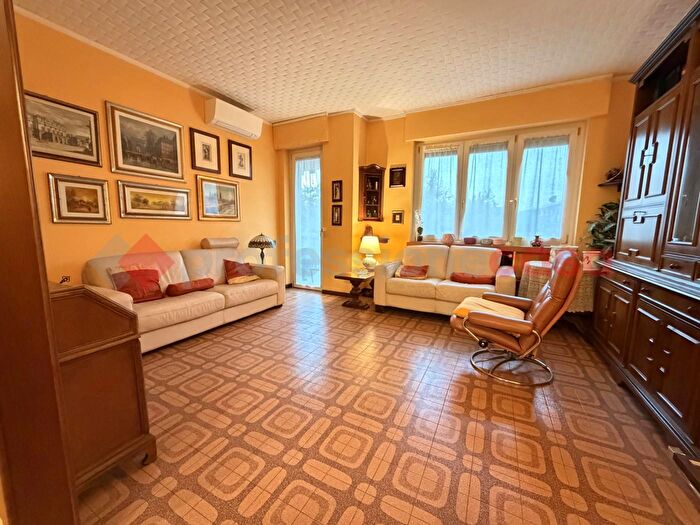 Appartamento quadrilocale in vendita in Via per Cesano Boscone, Corsico