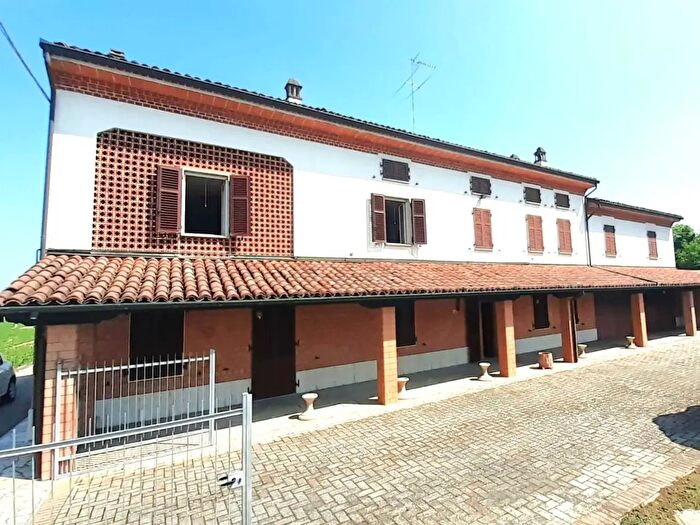 Casa con 13 locali in vendita in Via Roma, Casal Cermelli