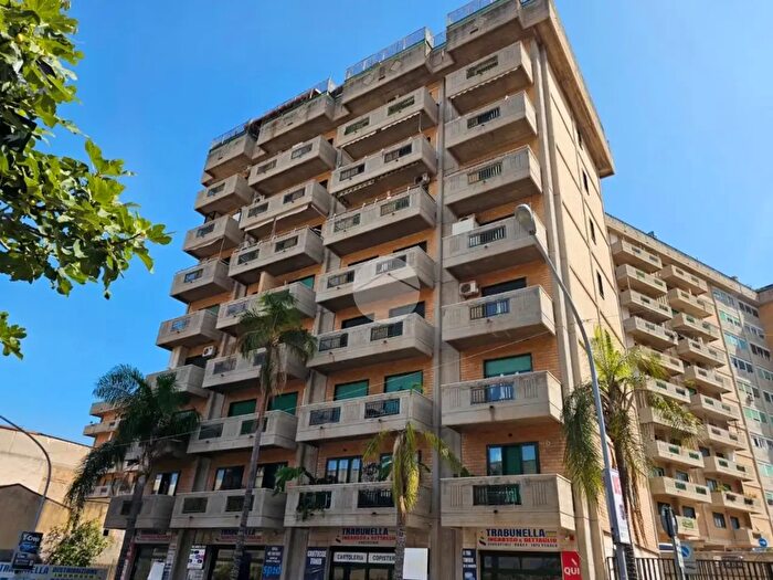 Appartamento quadrilocale in vendita in Via Buonriposo, Palermo