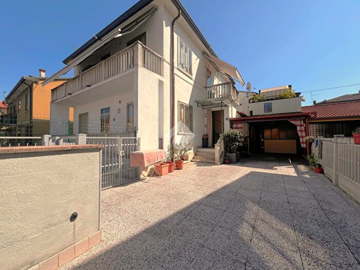 Casa con 6 locali in vendita in Via Archimede, Montecchio Maggiore