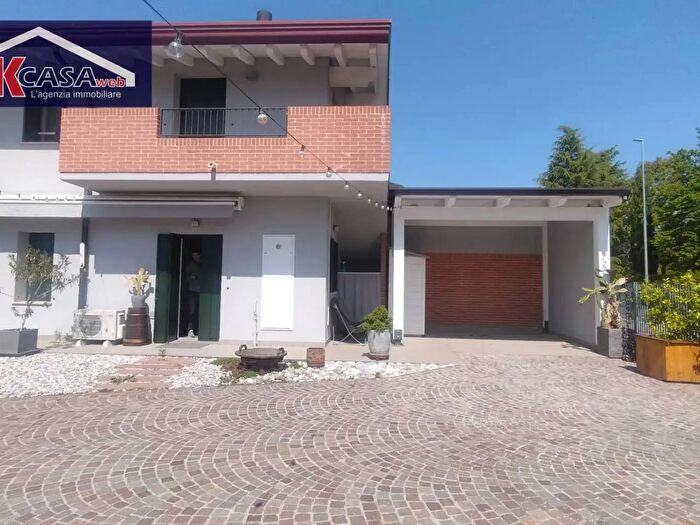 Appartamento quadrilocale in vendita in Via Aprile, Chiopris Viscone