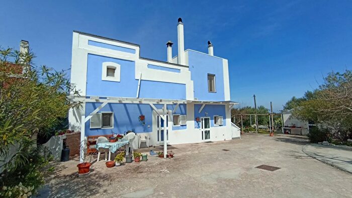 Casa con 11 locali in vendita in Fasano