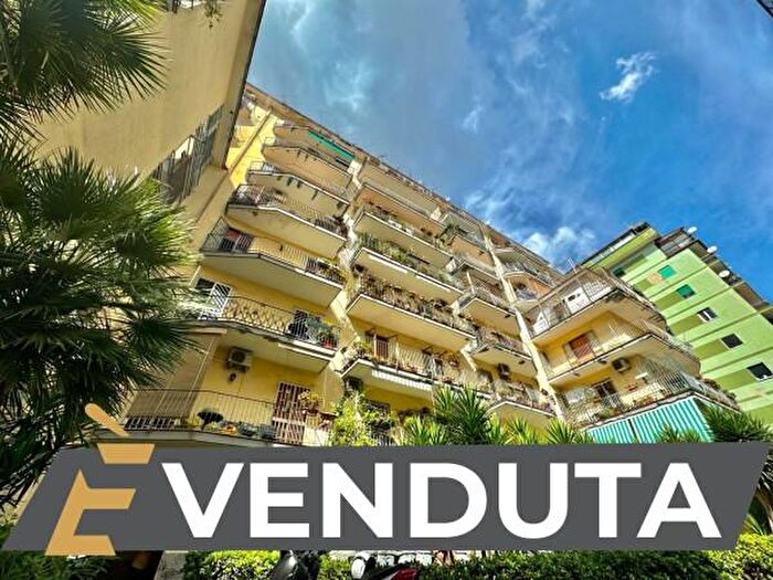 Appartamento trilocale in vendita in Via San Giacomo dei Capri, Napoli